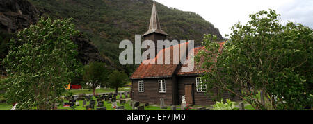 Flam chiesa risalente al 1670, Flamsdalen Valley, Flam village, Sognefjorden, Fiordi Occidentali, Norvegia, Scandinavia, Europa. Foto Stock