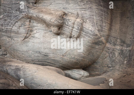 Gigante Buddha reclinato peccato NIRVANA; GAL VIHARA tempio di roccia Foto Stock