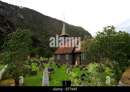 Flam chiesa risalente al 1670, Flamsdalen Valley, Flam village, Sognefjorden, Fiordi Occidentali, Norvegia, Scandinavia, Europa. Foto Stock