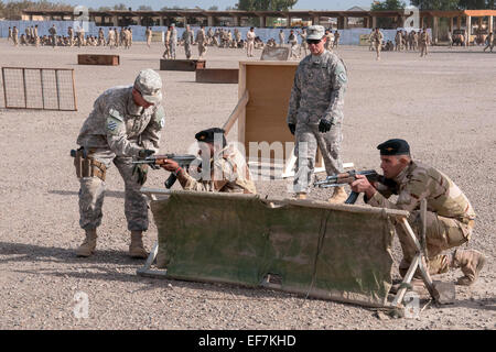 US Army trainer della prima divisione di fanteria, assistere esercito iracheno partecipanti durante il movimento di formazione tecnica di Gennaio 7, 2015 a Camp Taji, Iraq. Foto Stock