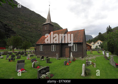 Flam chiesa risalente al 1670, Flamsdalen Valley, Flam village, Sognefjorden, Fiordi Occidentali, Norvegia, Scandinavia, Europa. Foto Stock