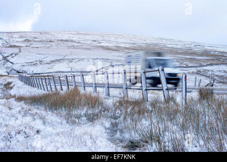 Teesdale superiore, UK. Il 28 gennaio 2015. Regno Unito: meteo la B6277 gritted era in precedenza per mantenere la strada chiara per questo carro e gli altri utenti sul fosco Alston Moor in Cumbria. Un tempo severo avvertimento è stato aggiornato da un avviso di colore giallo di una spia di avvertimento color ambra per il nord-est e nord-ovest dell'Inghilterra. Fino a 15cm di neve è possibile sulla terra superiore. Credito: Robert Smith/Alamy Live News Foto Stock