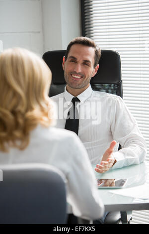 Due businesspeple avente una riunione in ufficio Foto Stock