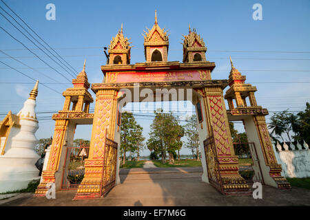 Il gateway del Wat Phuang Kaew noto anche come Iva Kan Khong, Muang Khong, Don Khong Isola del Laos. Foto Stock