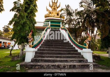 Golden Buddha a Wat Phuang Kaew noto anche come Iva Kan Khong, Muang Khong, Don Khong Isola di Laos Foto Stock