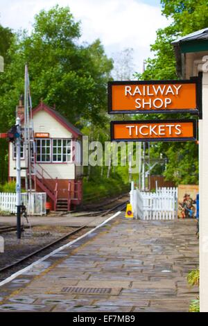 Stazione ferroviaria Shop & Biglietti segno. South Tynedale Railway, stazione di Alston Alston, Cumbria, Inghilterra, Regno Unito. Foto Stock