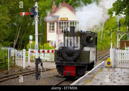 Locomotiva a vapore "Thomas Edmondson" arrivando a Alston stazione sul South Tynedale Railway, Alston, Cumbria, Inghilterra, Regno Unito. Foto Stock