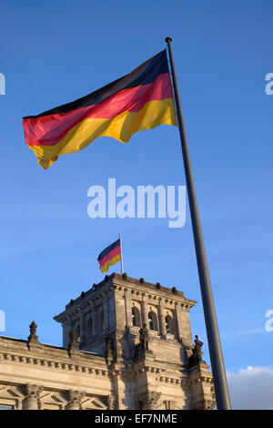 Nazionale tedesco di bandiera nella parte anteriore del Reichstag di Berlino Foto Stock
