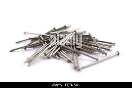 Pila di chiodi metallici isolati Foto Stock