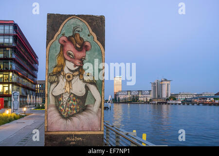 Arte sul pezzo di muro al fiume Sprea, progettato da Miss Van, libertà Park, Berlino, Germania Foto Stock