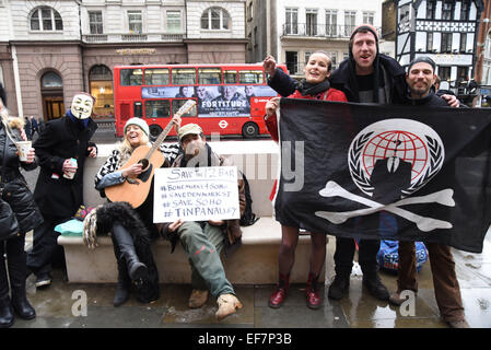 Londra, Regno Unito. Il 28 gennaio, 2015. Il 12 Bar Club ha di formare una comunità di studenti , i lavoratori e gli attivisti di un luogo di incontro. Un piccolo manifestanti al di fuori della corte reale di giustizia ricorso contro il proprietario a demolito 12 Bar in Denmark Street a Londra. Credito: Vedere Li/Alamy Live News Foto Stock