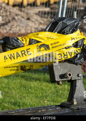 Nastro di avvertenza di pericolo a su una rotta Canal bloccare il portellone, REGNO UNITO Foto Stock