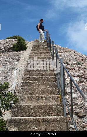 Donna alla sommità della scalinata con ringhiera, che conduce fino al picco di Sant Jeroni (1,236 m), Montserrat, la Catalogna Foto Stock