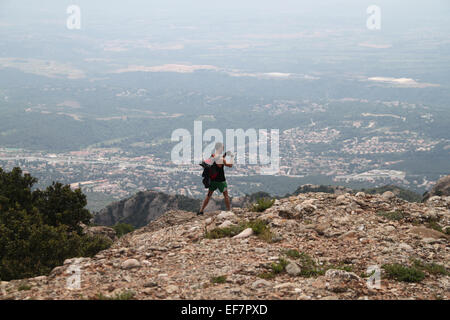 Uomo di scattare le foto di vista sulla giornata nebuloso, dal picco di montagna di Sant Jeroni (1,236 m), Montserrat, la Catalogna Foto Stock