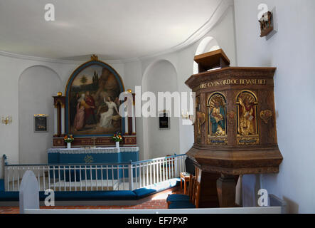 Il pulpito , il presbiterio con altare e pala nella Chiesa Gilleleje, Nord Zelanda, Danimarca. Parte della storia ebraica in Danimarca nel WW2 Foto Stock