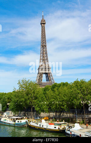 Parigi, Francia - Agosto 17, 2013: Torre Eiffel (Tour Eiffel) e barche tour chiamato 'Bateaux Mouches' sul Fiume Senna. Foto Stock