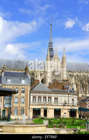 Amiens, Francia - 11 agosto 2013: centro di intravedere e gotico della Madonna della cattedrale di Amiens su un estate giorno nuvoloso in Amiens, Foto Stock