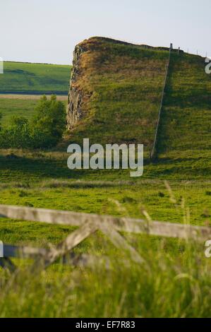 Cawfields sul vallo di Adriano National Trail. Northumberland, Inghilterra, Regno Unito. Foto Stock