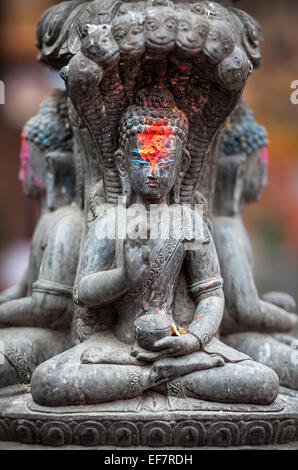 Statua del Buddha con il colore rosso sulla sua fronte a Kathmandu in Nepal Foto Stock