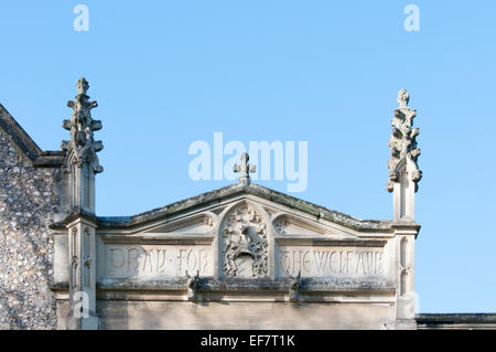 Nord Cappella di Sant'Agostino chiesa (Broxbourne, Herts) costruito da Sir William dire nel 1522 con un'iscrizione alla sua memoria. Foto Stock