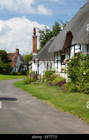 Tradizionale con travi di legno e paglia cottage in barca Lane, Welford-on-Avon, Warwickshire, Inghilterra Foto Stock