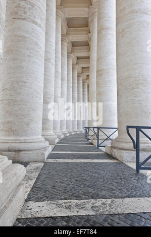 Enormi colonne bianche come parte del colonnato attorno a Piazza San Pietro e la Città del Vaticano, Roma, Italia. Foto Stock