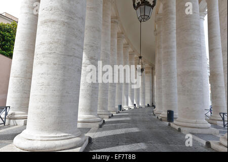 Enormi colonne bianche come parte del colonnato attorno a Piazza San Pietro e la Città del Vaticano, Roma, Italia. Foto Stock