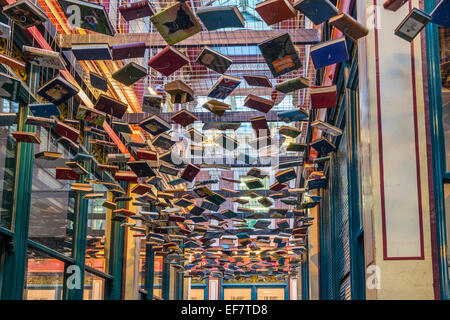 Con tetto di stile vittoriano mercato Leadenhall edificio con un passaggio di libri flottante che sospende dal soffitto - solo uso editoriale Foto Stock