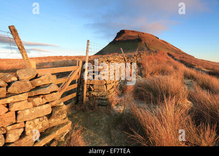 La cima di Pen-y-Ghent, una delle famose tre vette dello Yorkshire Dales National Park, Inghilterra Foto Stock