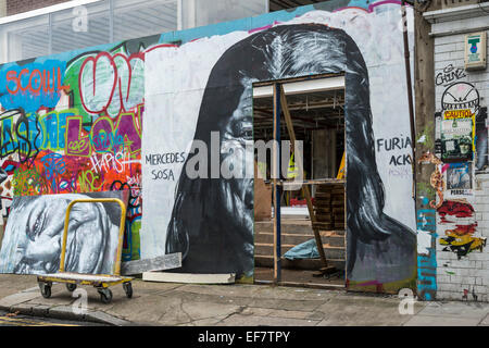 Londra strada urbana graffiti in Brick Lane area della città - solo uso editoriale Foto Stock