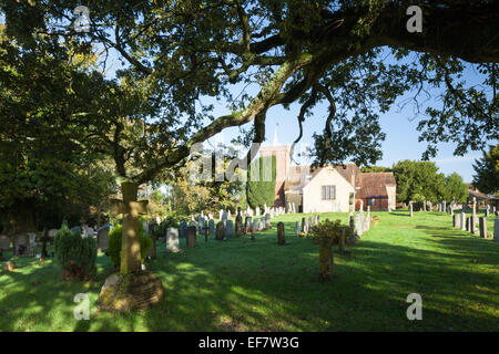 La pietra tombale di Sir Arthur Conan Doyle entro il sagrato della chiesa di Tutti i Santi, Minstead, New Forest, Hampshire, Inghilterra Foto Stock
