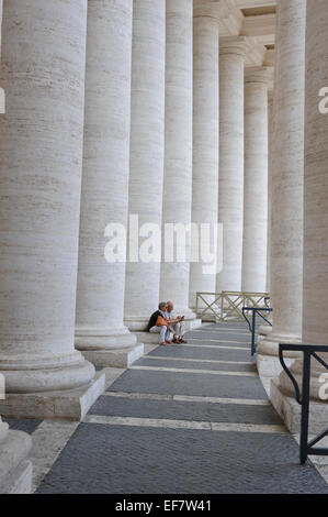 Enormi colonne bianche come parte del colonnato attorno a Piazza San Pietro e la Città del Vaticano, Roma, Italia. Foto Stock