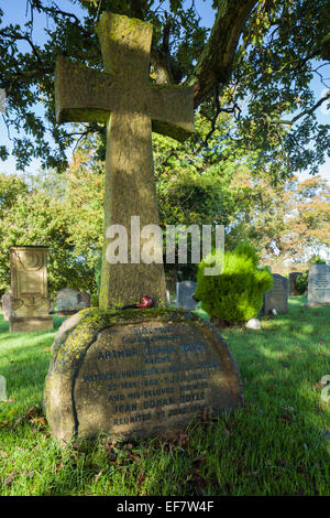 La pietra tombale di Sir Arthur Conan Doyle entro il sagrato della chiesa di Tutti i Santi di Minstead, New Forest National Park, Hampshire, Inghilterra Foto Stock