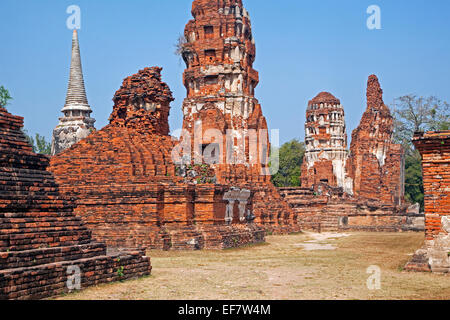 Rovinato stupa buddista di Wat Mahathat in Ayutthaya parco storico, Thailandia Foto Stock