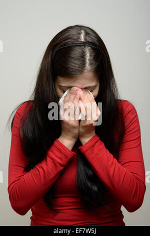 Donna che piange e strofinando le lacrime con un fazzoletto di carta Foto Stock