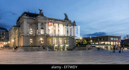Opera House, Sechselaeuten Square, Zurigo, Svizzera, Europa Foto Stock