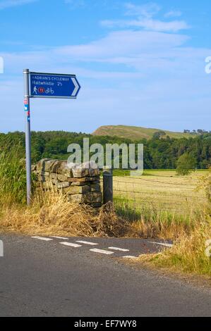 Segno posto a Haltwhistle guardando attraverso la B6318 Vallo di Adriano Cycleway segno vicino Greenhead Cumbria Inghilterra England Regno Unito