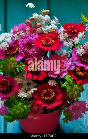 Un colorato giardino cottage sistemazione floreale, bianco e rosa REGNO UNITO Foto Stock