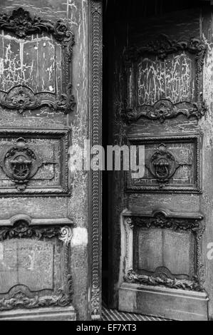 La vecchia porta con fruscii, woodcutting e blacksmithing Foto Stock