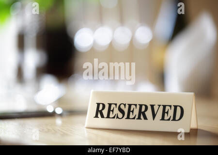 Riservati segno sulla tavola di ristorante Foto Stock