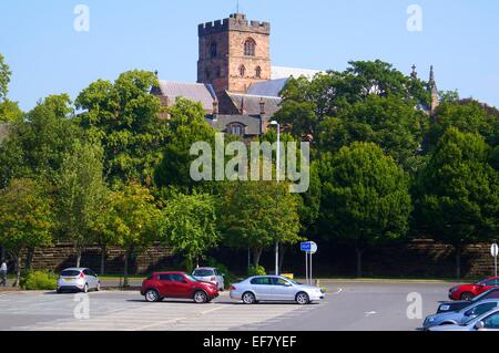 Carlisle Cathedral Tower inserimenti fuori degli alberi sopra il viadotto di parcheggio auto. Carlisle Cumbria Inghilterra REGNO UNITO Foto Stock