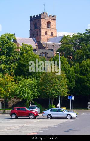 Carlisle Cathedral Tower inserimenti fuori degli alberi sopra il viadotto di parcheggio auto. Carlisle Cumbria Inghilterra REGNO UNITO Foto Stock