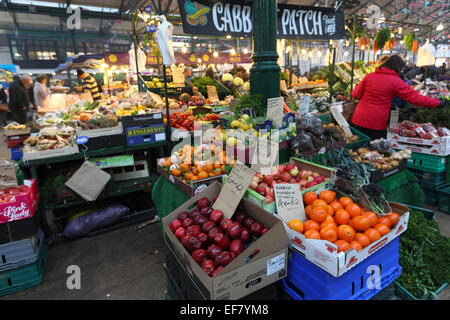 Il vivace mercato di St Georges nel centro di Belfast. Un po' di europei per il Regno Unito Foto Stock