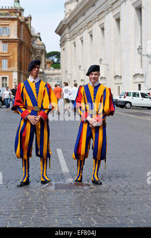 Due guardie svizzere in servizio al di fuori della residenza papale nella Città del Vaticano, Roma, Italia. Foto Stock