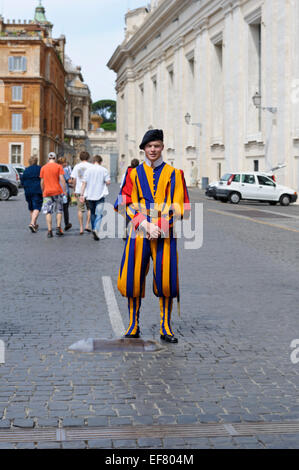 Una guardia svizzera in servizio al di fuori della residenza papale nella Città del Vaticano, Roma, Italia. Foto Stock