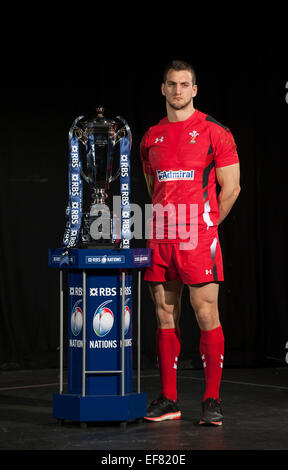 Hurlingham Club di Londra, Regno Unito. Il 28 gennaio, 2015. Il Galles squadra capitano Sam Warburton e la RBS 6 Nazioni trofeo. Credito: Malcolm Park editoriale/Alamy Live News Foto Stock