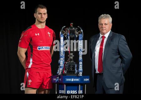 Hurlingham Club di Londra, Regno Unito. Il 28 gennaio, 2015. Galles squadra capitano Sam Warburton con pulmann Warren Gatland e la RBS 6 Nazioni trofeo. Credito: Malcolm Park editoriale/Alamy Live News Foto Stock