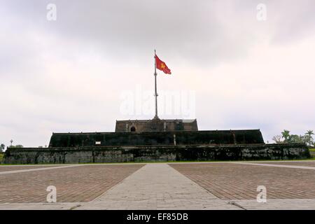 La bandiera vietnamita vola sulla Cittadella nel Palazzo Imperiale, Hue, Vietnam Foto Stock