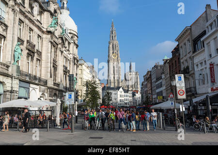 Pedoni in attesa di attraversare Ernest van Dijckkaai street da Suikerrui Cattedrale di Nostra Signora di Anversa Foto Stock