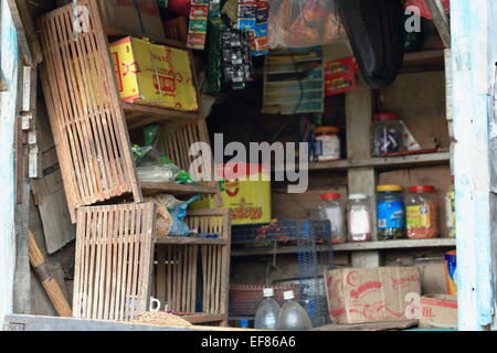 GODAWARI, NEPAL-ottobre 15: vecchia stalla aperta al via mostra di scatole di prodotti alimentari e articoli per la casa in vendita: candy-sale-zucchero Foto Stock